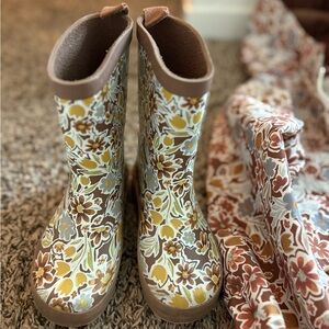 Rylee and cru rainboots, worn last season in great condition!